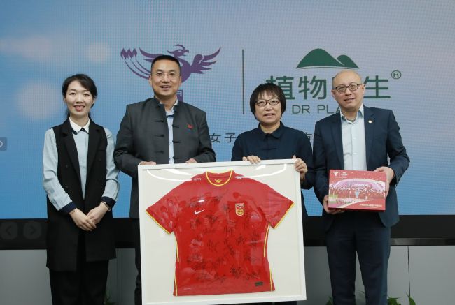 哈利波特男星罗彼·考特拉尼去世 享年72岁 曾扮演鲁伯·海格 2022-11-07 《少年林肯》首映 黛安·克鲁格着白裙似仙女 2014-02-11 。