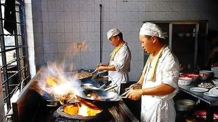 在多位自媒体博主的打卡视频中，游客纷纷化作“唐人街侦探”，靠解谜智慧与不懈追踪解锁通关线索，既能赢取刘昊然经典角色秦风的同款风衣，更可惊喜触发“阿鬼”王宝强方言对话等联动银幕与现实的“彩蛋”。
