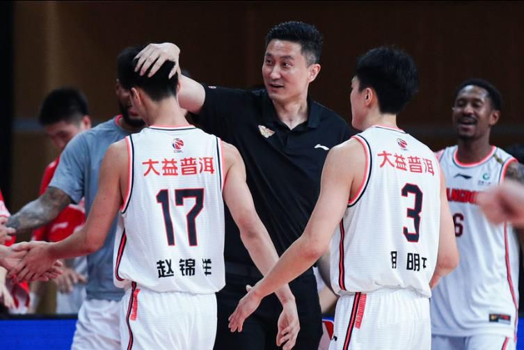 叙事上构成了重要限定。