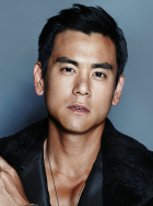 导演易小星、编剧兼导演俞白眉、博纳影业集... 勇敢活 放肆笑！